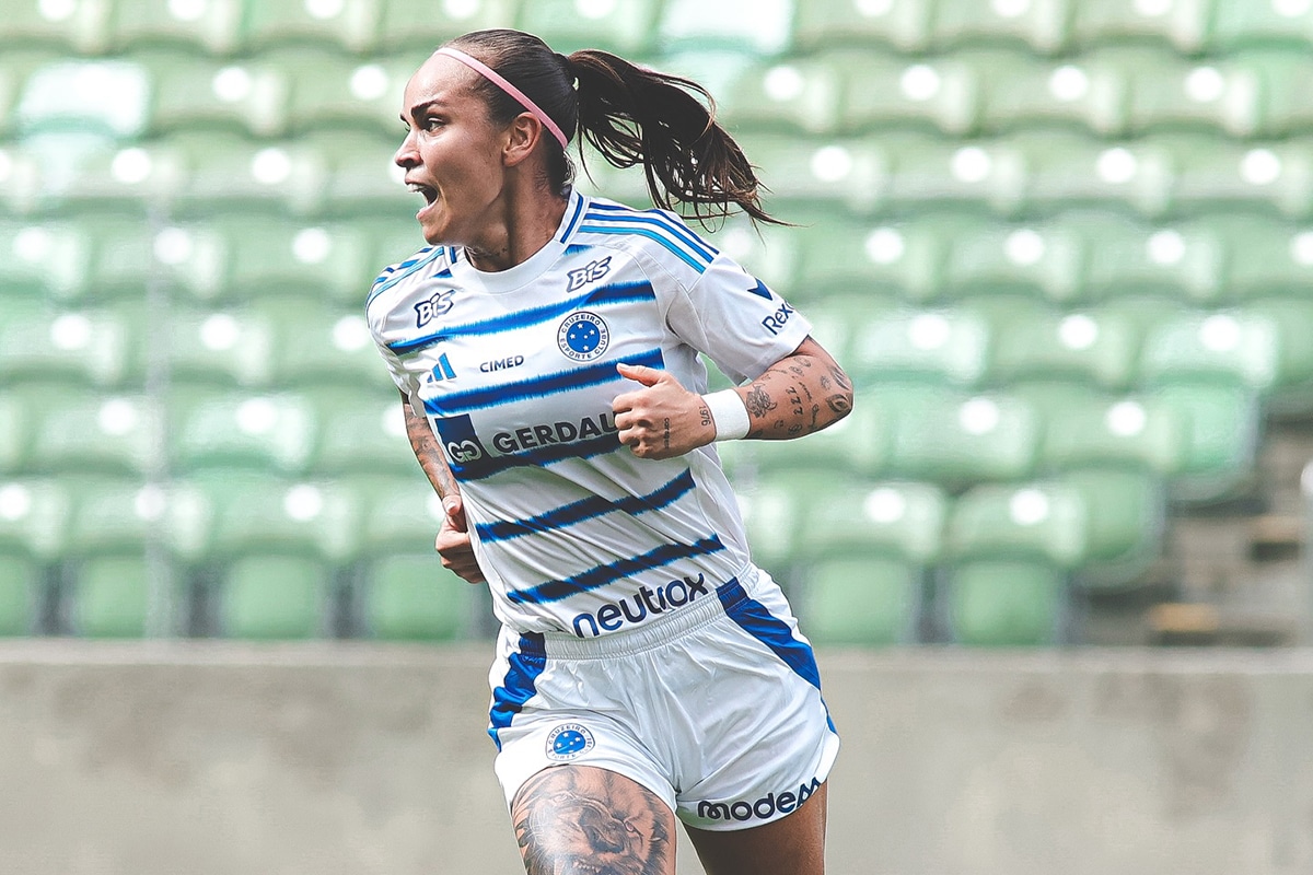 Na imagem, Leticia Ferreira comemorando um de seus gols com o Cruzeiro.