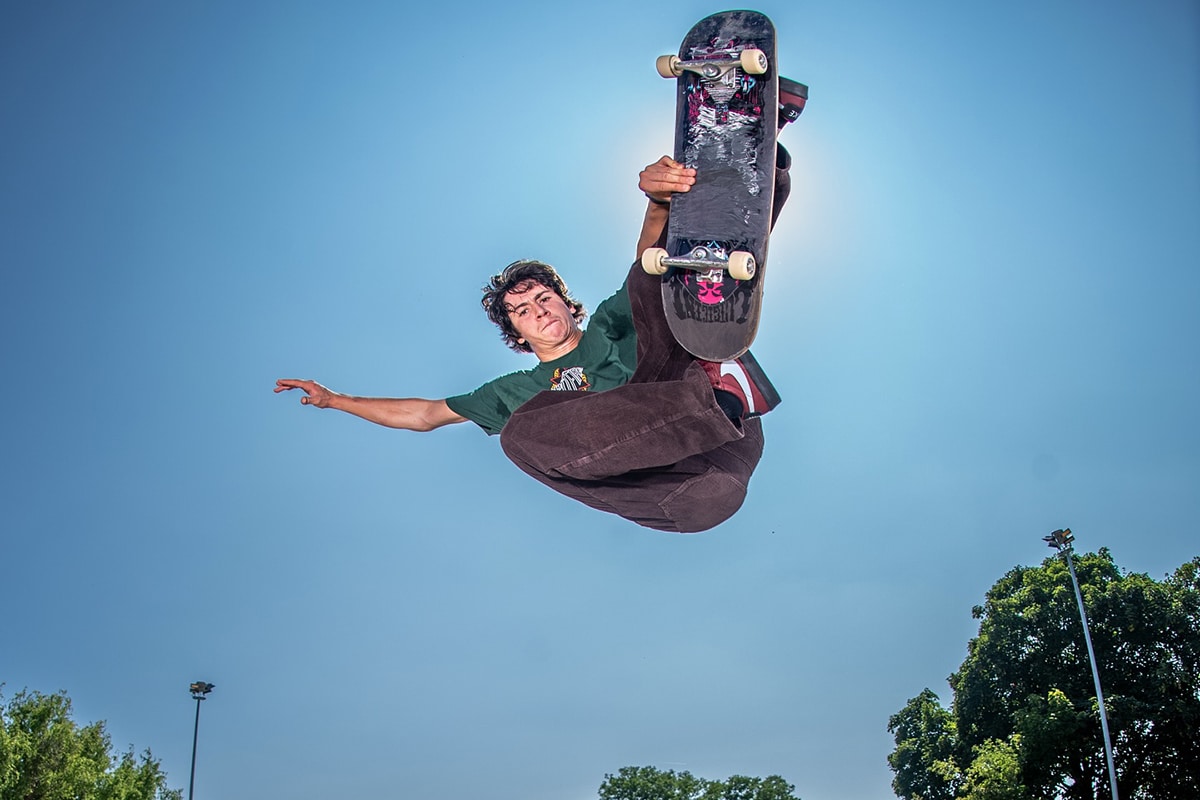 Na imagem, Luigi Cini voando com seu skate sobre a pista de park.