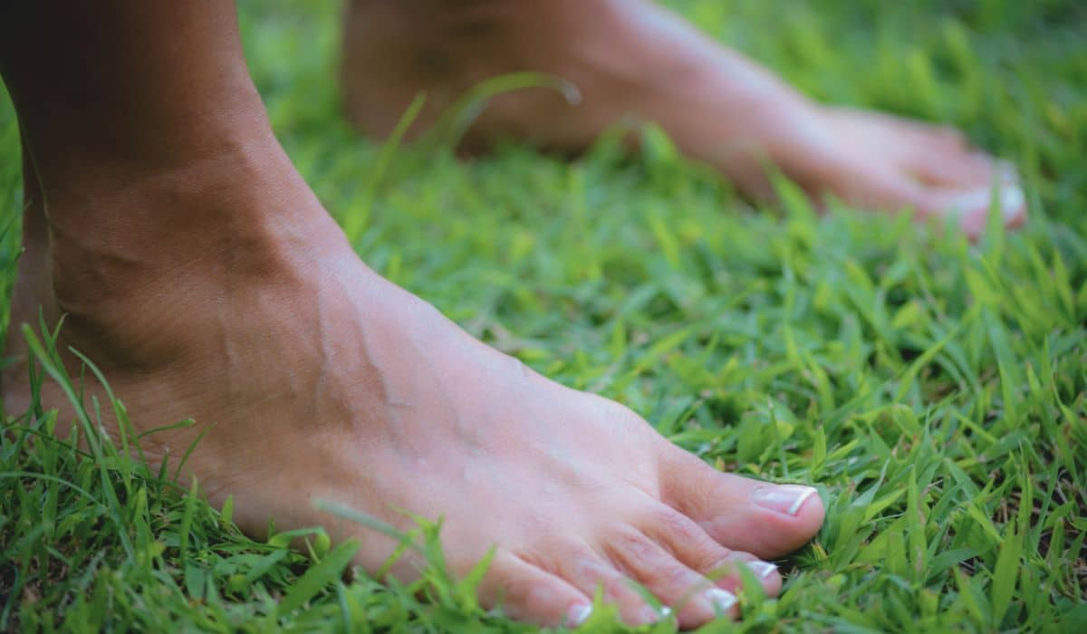Os benefícios do grounding- estar descalço faz diferença?