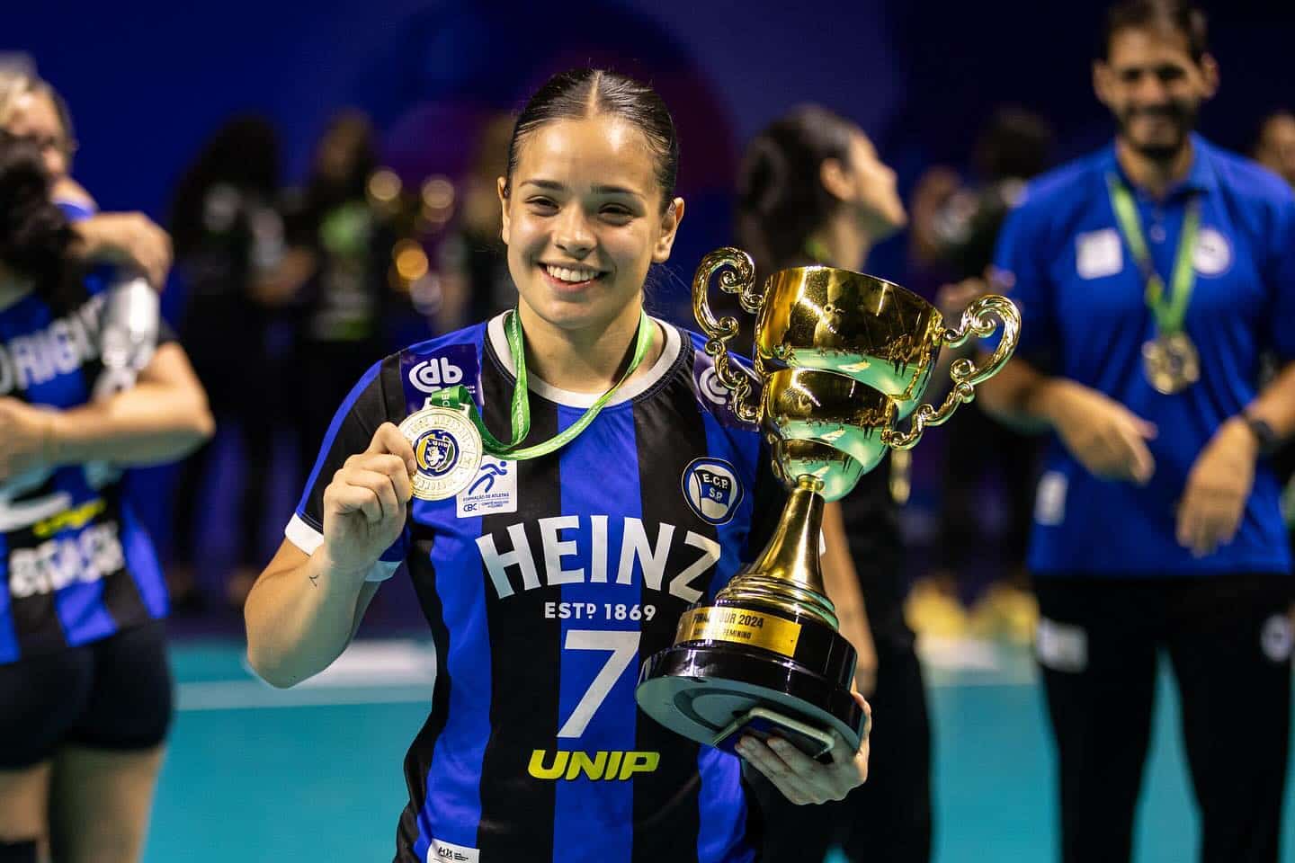 Na imagem, Luciana Martinelli com o troféu de campeã de 2024, com o Pinheiros. Agora repetiu a dose.