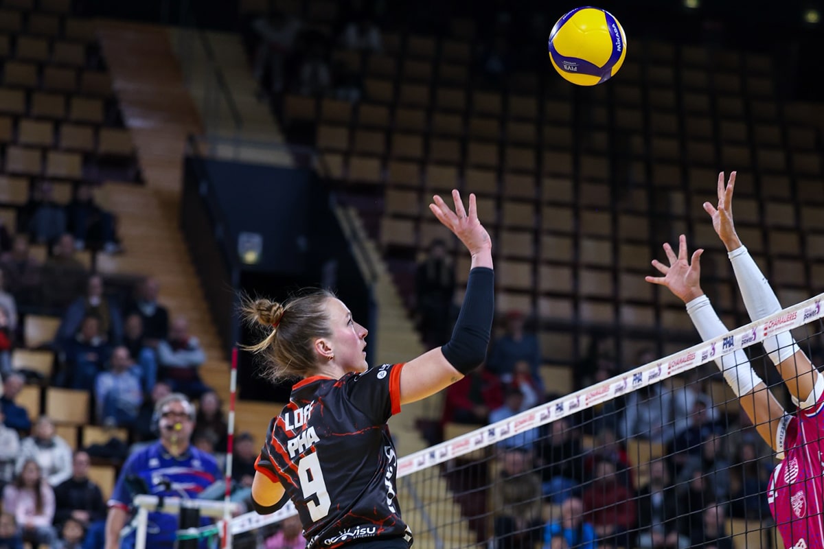 Na imagem, Raquel Loff tentando a finalização do ponto por cima do bloqueio adversário.