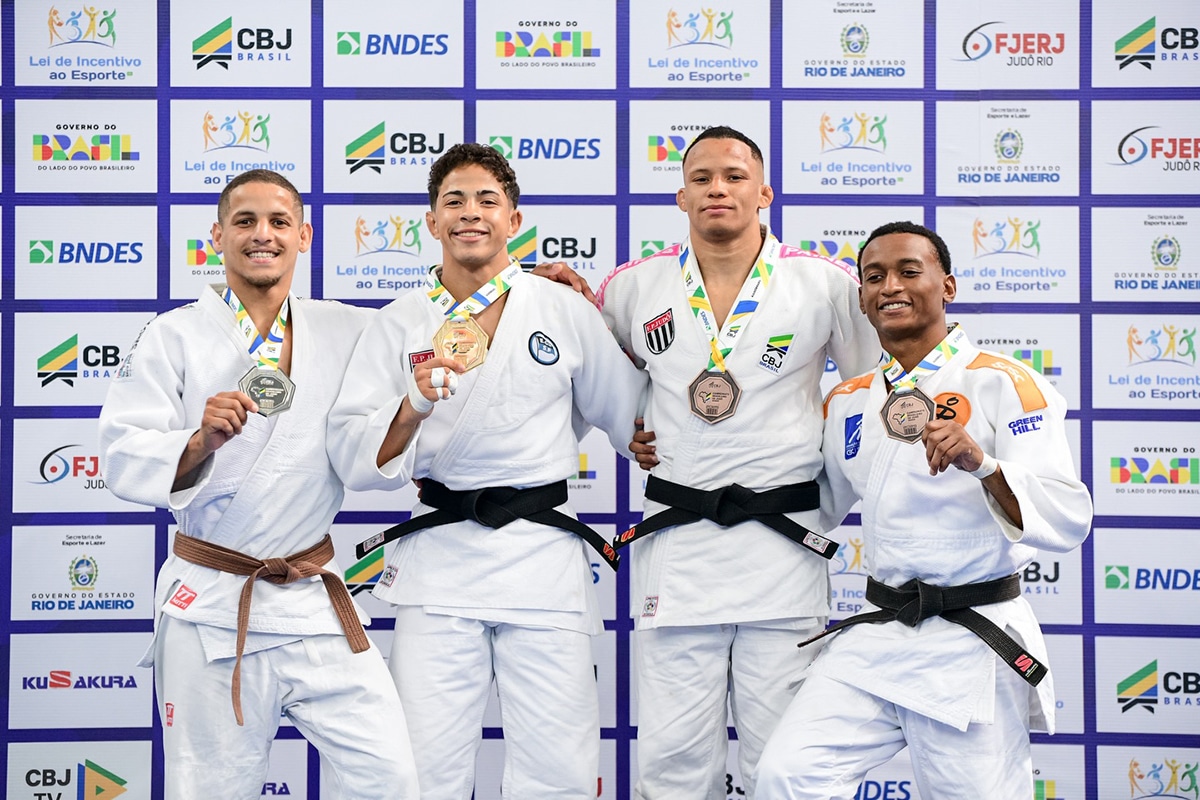 Na imagem, o pódio da categoria até 66 kg, com Ronald Lima, ao centro com a medalha de ouro.