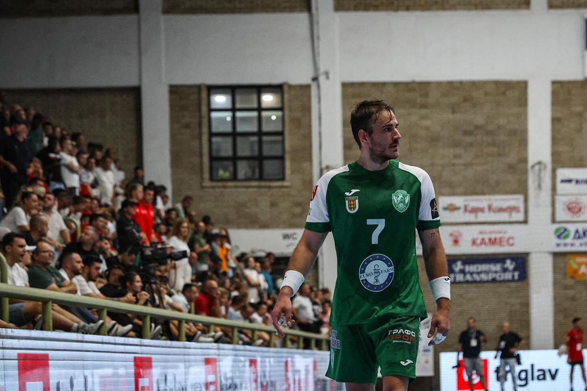 Na imagem, Rudolph Hackbarth já com a camisa do novo clube da Macedônia do Norte.