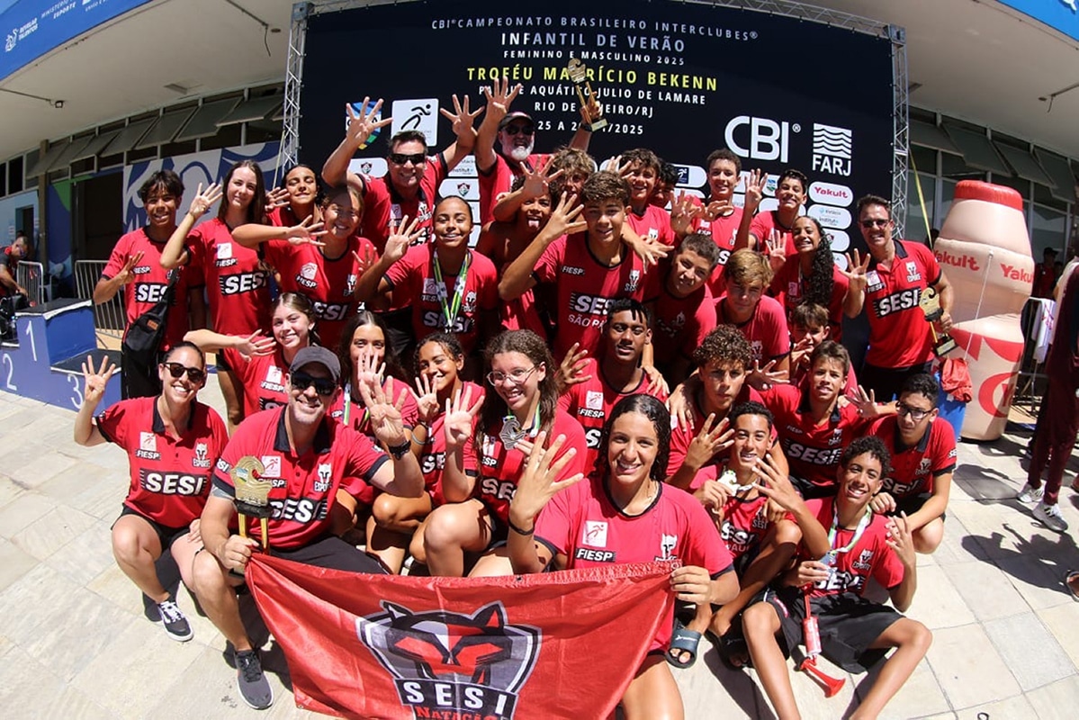 Na imagem, time de natação do Sesi comemorando o título.