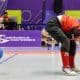Na imagem, atleta do Sesi arremessando a bola de goalball em jogada por debaixo das pernas.