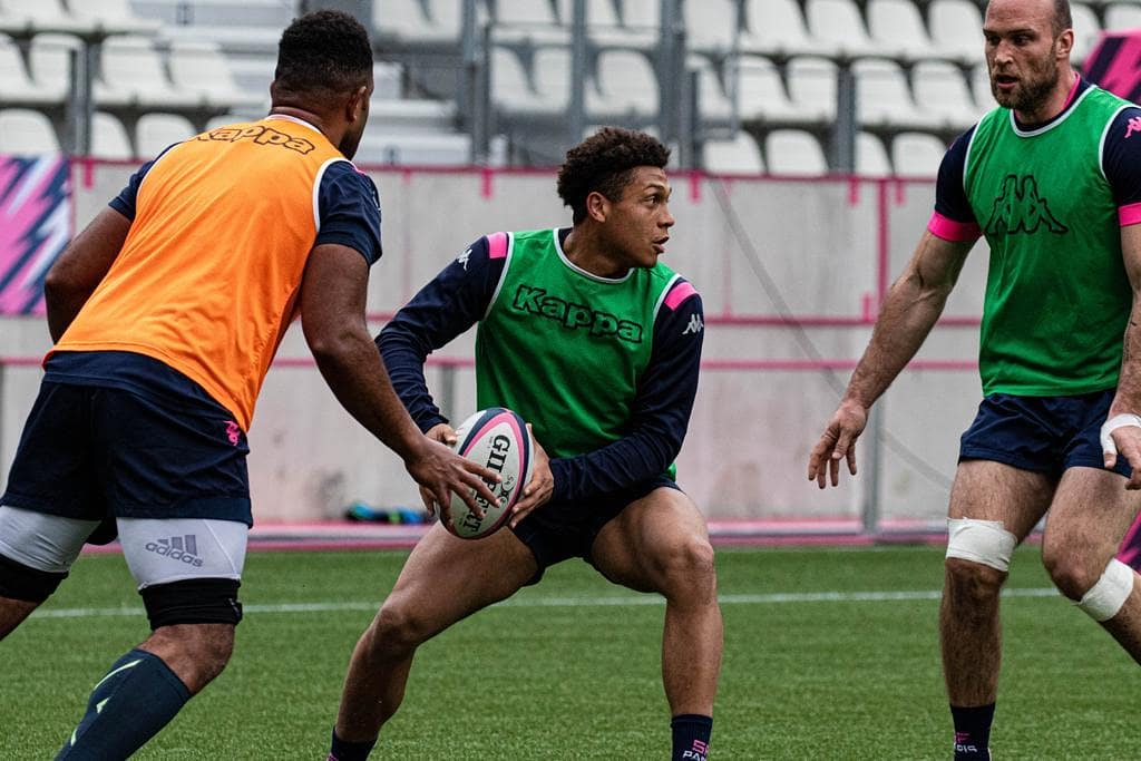 Na imagem, Théo Bastardie prestes a arremessar a bola de rugby para o companheiro no treino.