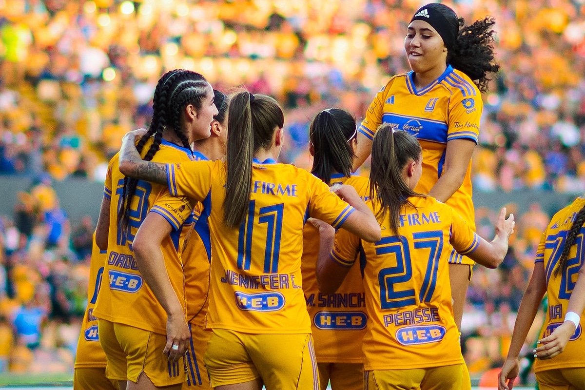 Na imagem, equipe do Tigres comemorando o primeiro gol.