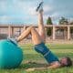 Treino de core com bola suíça- equilíbrio e estabilidade