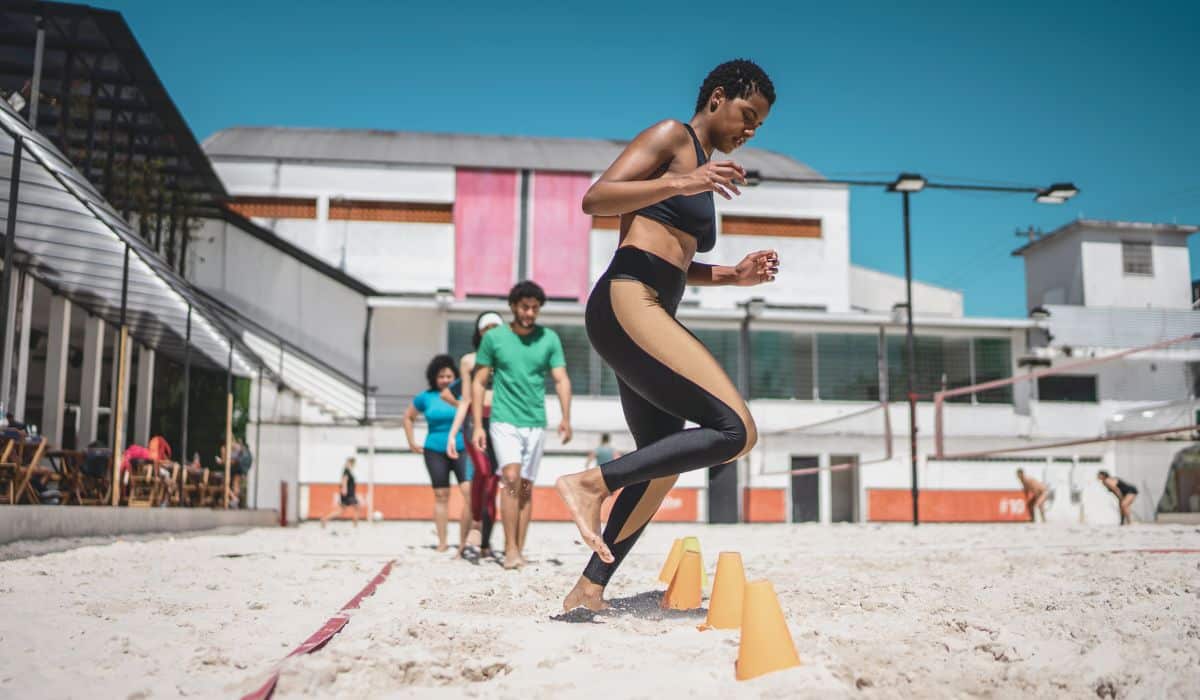 Treino funcional na areia- benefícios além da estética