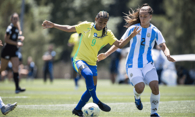 Carioca conduz a bola no jogo entre Brasil e Argentina com a seleção feminina sub-20 em campo