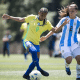 Carioca conduz a bola no jogo entre Brasil e Argentina com a seleção feminina sub-20 em campo