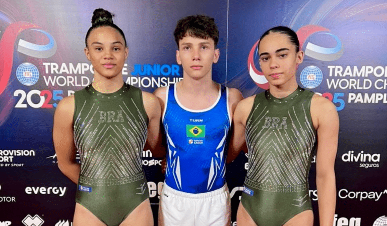 Arthur, Gabriela e Eduarda, da Ginástica de Trampolim Júnior.