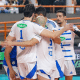 Jogadores do Sada Cruzeiro comemoram ponto contra o Goiás na Superliga Masculina