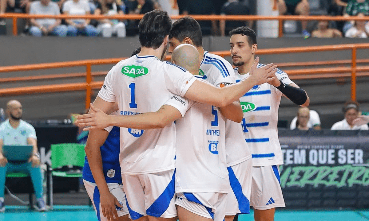 Jogadores do Sada Cruzeiro comemoram ponto contra o Goiás na Superliga Masculina