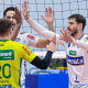 Jogadores do vôlei renata comemoram ponto contra o Joinville na Superliga Masculina de vôlei