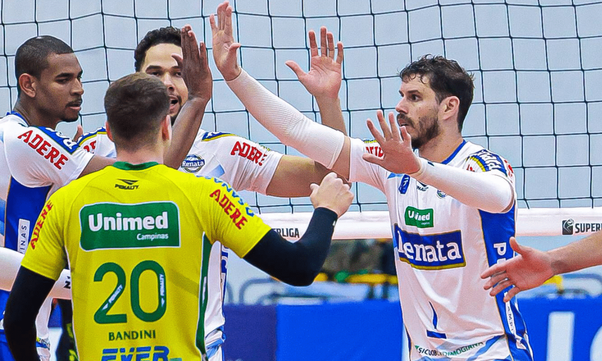Jogadores do vôlei renata comemoram ponto contra o Joinville na Superliga Masculina de vôlei