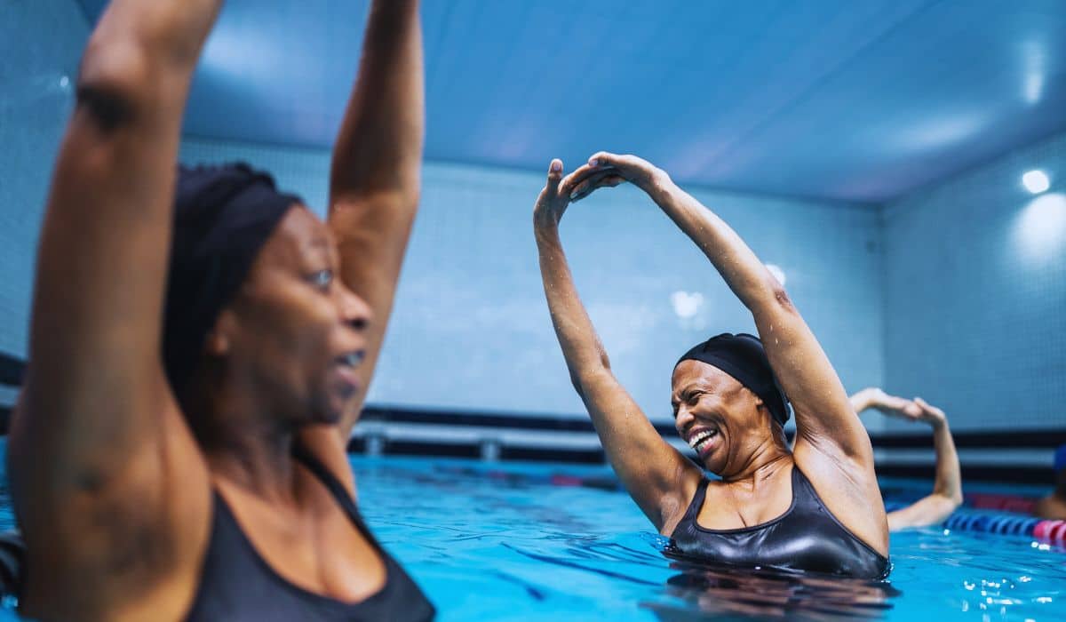 Alongamento na piscina- relaxamento e mobilidade
