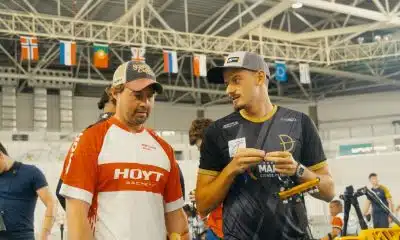 Brady Ellison e Marcus D'Almeida conversam durante a etapa do Rio de Janeiro do circuito mundial de tiro com arco