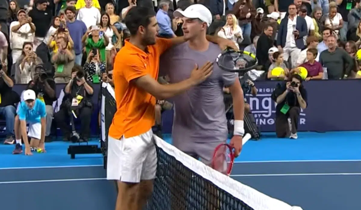 João Fonseca jogou contra Carlos Alcaraz pela primeira vez em torneio de exibição (Foto: Reprodução YouTube GE TV)