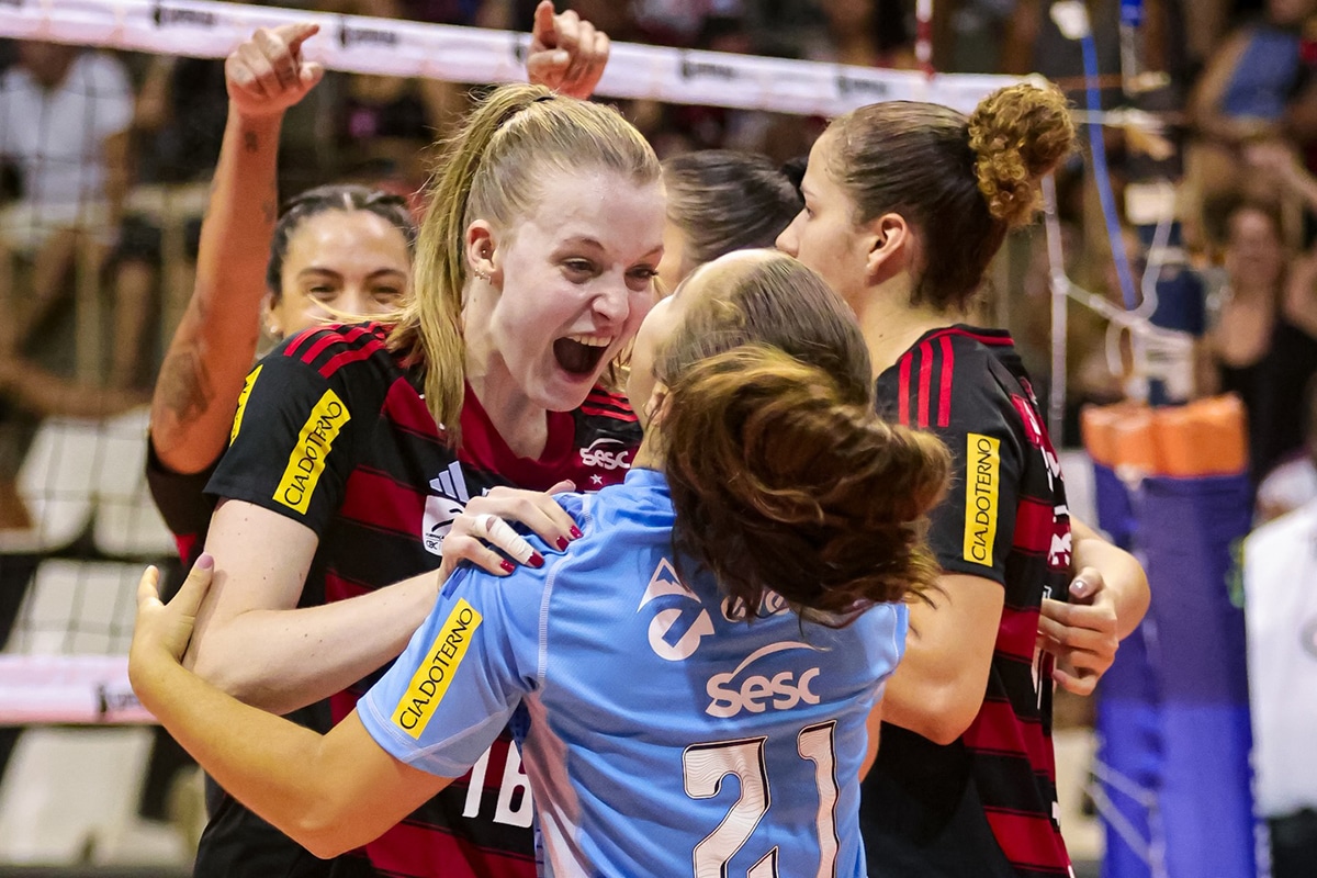 Na imagem, jogadoras do Flamengo vibrando e mostrando como foi dura a partida contra Renasce Sorocaba.