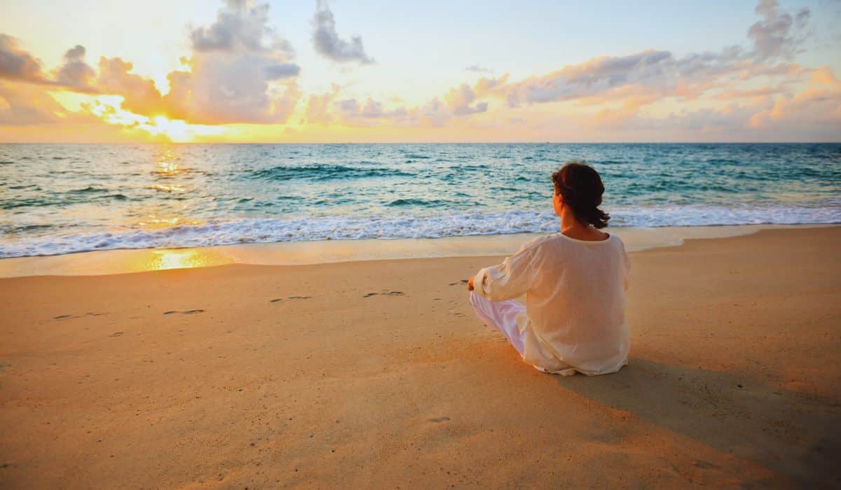 Meditação na praia- como o som do mar ajuda a acalmar a mente