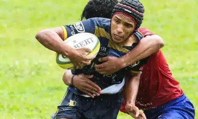 Na imagem, jogador do Poli correndo com a bola e sendo marcado de perto.