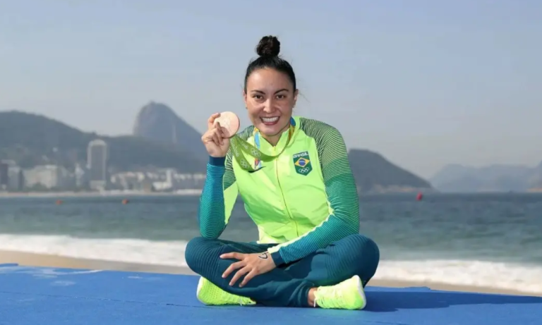 Poliana Okimoto comemora medalha de bronze na maratona aquática da Rio 2016