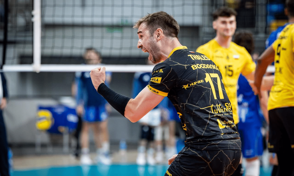 A primeira partida da fase de grupos contou com o duelo entre os brasileiros Thales Hoss e Yoandy Leal na chave B. O líbero acabou levando a melhor com a vitória do Luk Lublin (POL) contra o Ankara (TUR) por 3 sets a 0 (25/20, 25/14 e 25/13). Thales teve 33% de positividade na recepção, enquanto Leal anotou 7 pontos (1 bloqueio) na partida. Wilfredo Leon liderou o ataque turco com 18 pontos (4 aces e 3 bloqueios).