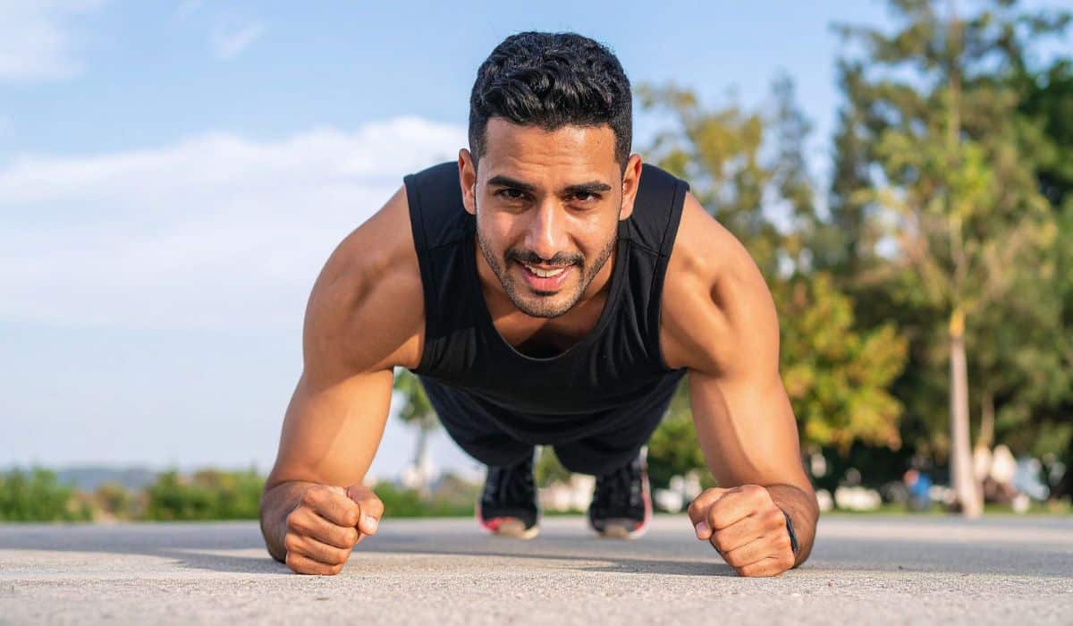 Treino completo com peso corporal para manter o ritmo nas férias