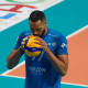 Chizoba segura bola para o Cuprum Gorzów em jogo da Plus Liga, a Liga Polonesa de vôlei masculino