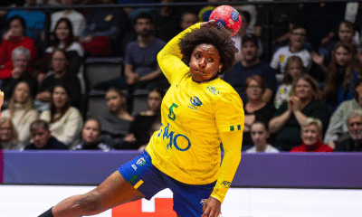 Mari Fernandes no Mundial de handebol feminino no jogo entre Brasil e Suécia