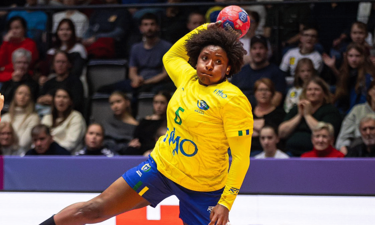 Mari Fernandes no Mundial de handebol feminino no jogo entre Brasil e Suécia