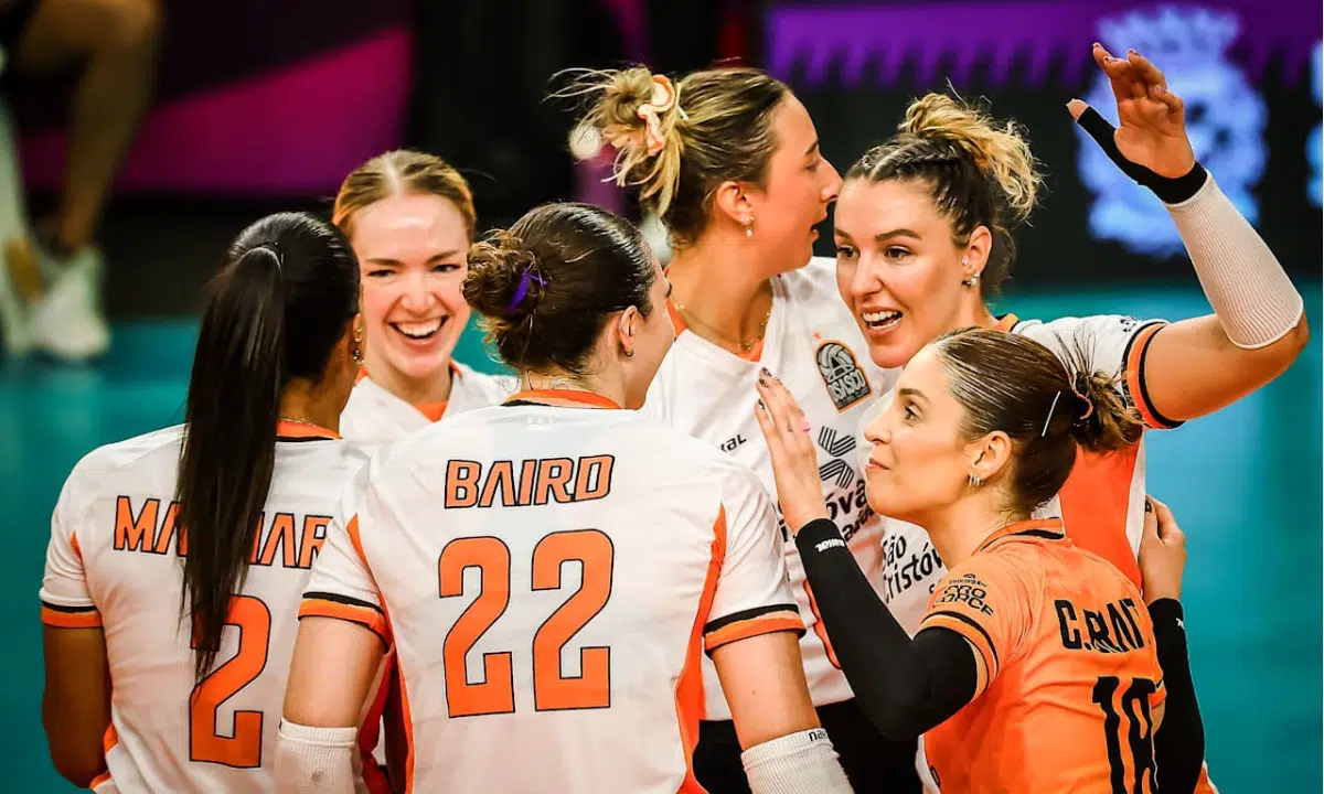 Mayhara, gray, brait e cia comemoram ponto de Osasco no Mundial de clubes de Vôlei feminino