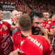 Thiagus Petrus e colegas do Veszprém comemoram vitória na Champions League de handebol