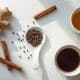 Alimentos termogênicos naturais como gengibre, pimenta e café sobre mesa