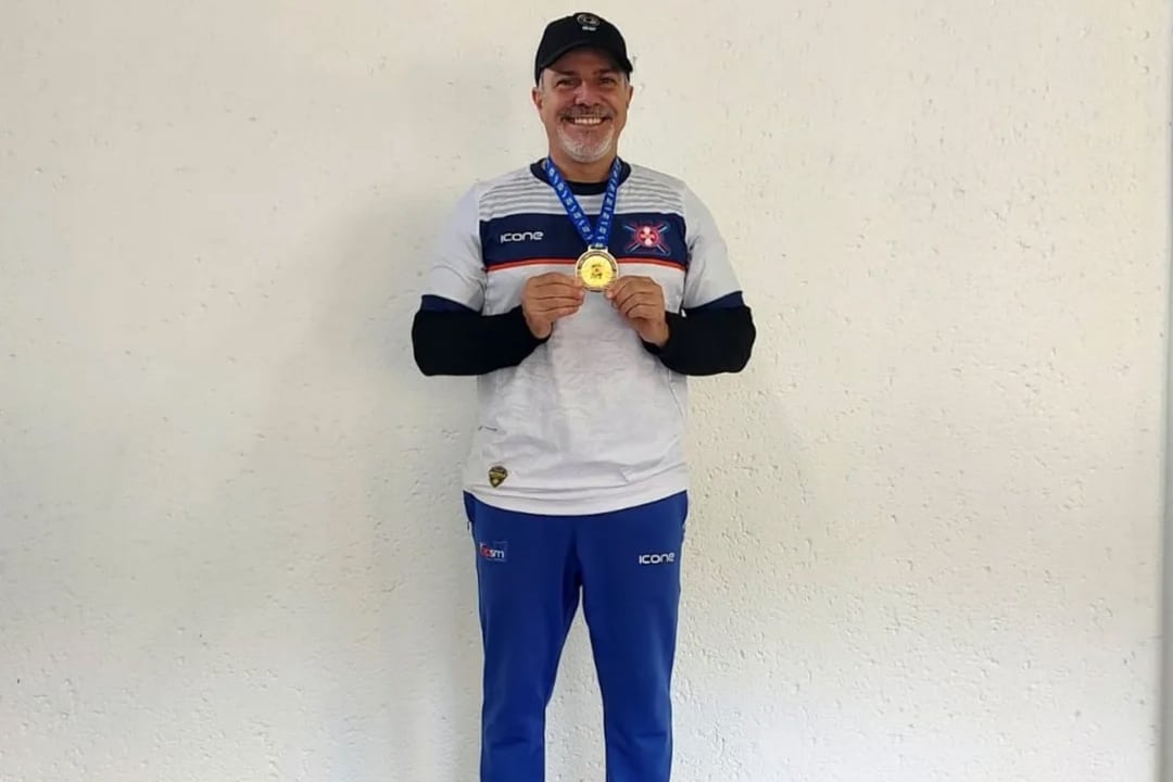 Na imagem, Carlos Alberto Costa, ex-diretor na CBTE, com a medalha de campeão.