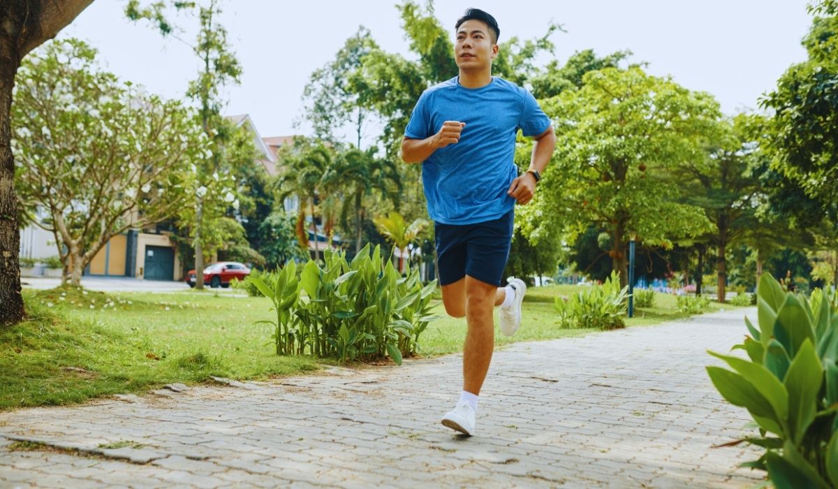 Pessoa praticando corrida leve em parque, representando corrida para iniciantes de forma segura