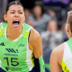Carol intimidou as rivais com bloqueio imponente na liga profissional de vôlei feminino dos Estados Unidos (Foto: Instagram @lovbneb)