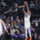 Na imagem, Gui Santos arremessando a bola pelo o Golden State Warriors contra o Utah Jazz pela NBA