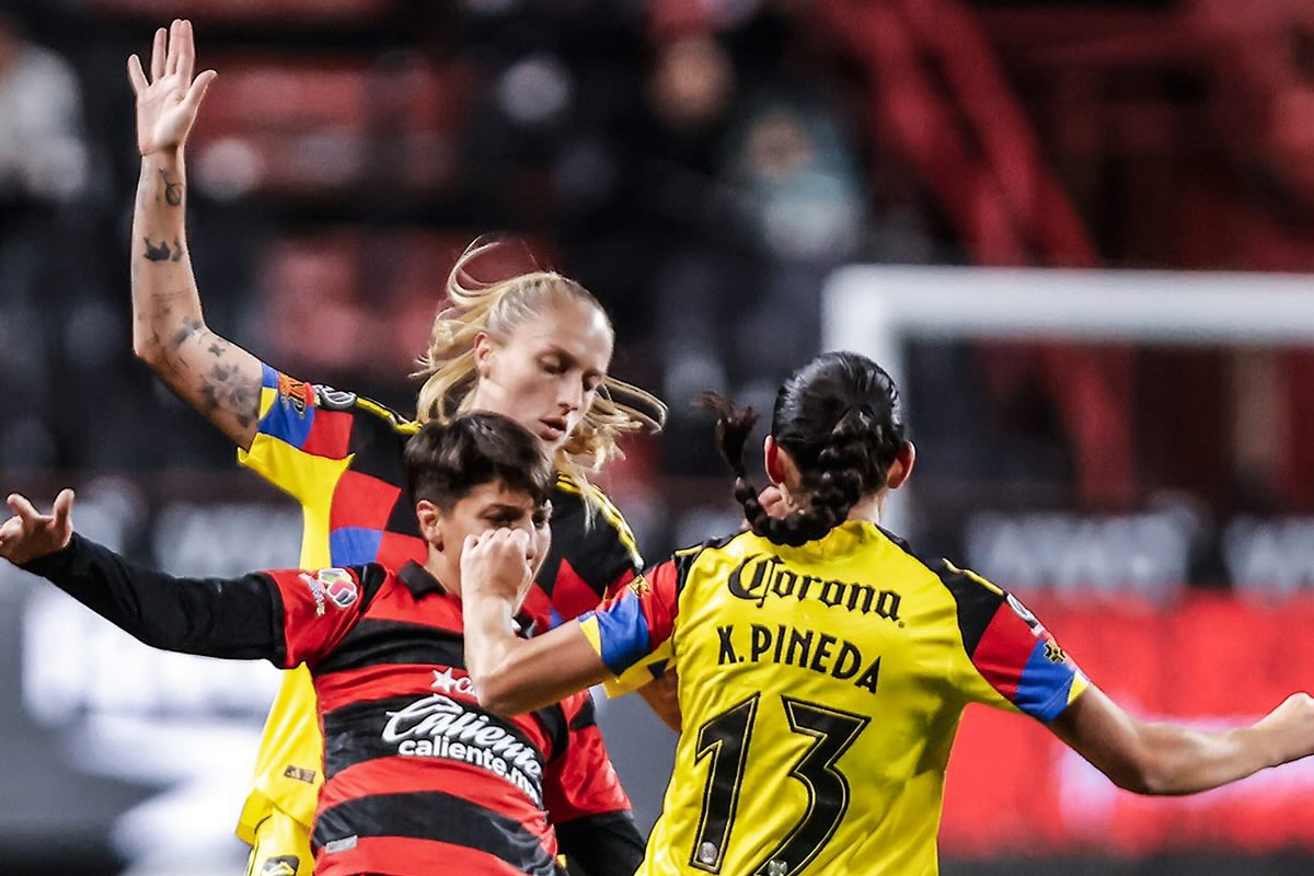 Na imagem, Isa Haas marcando a adversária durante os poucos minutos que ficou em campo.