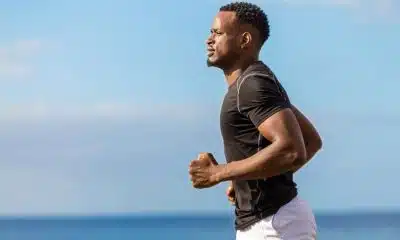 Pessoa iniciante praticando corrida intervalada em parque ao ar livre