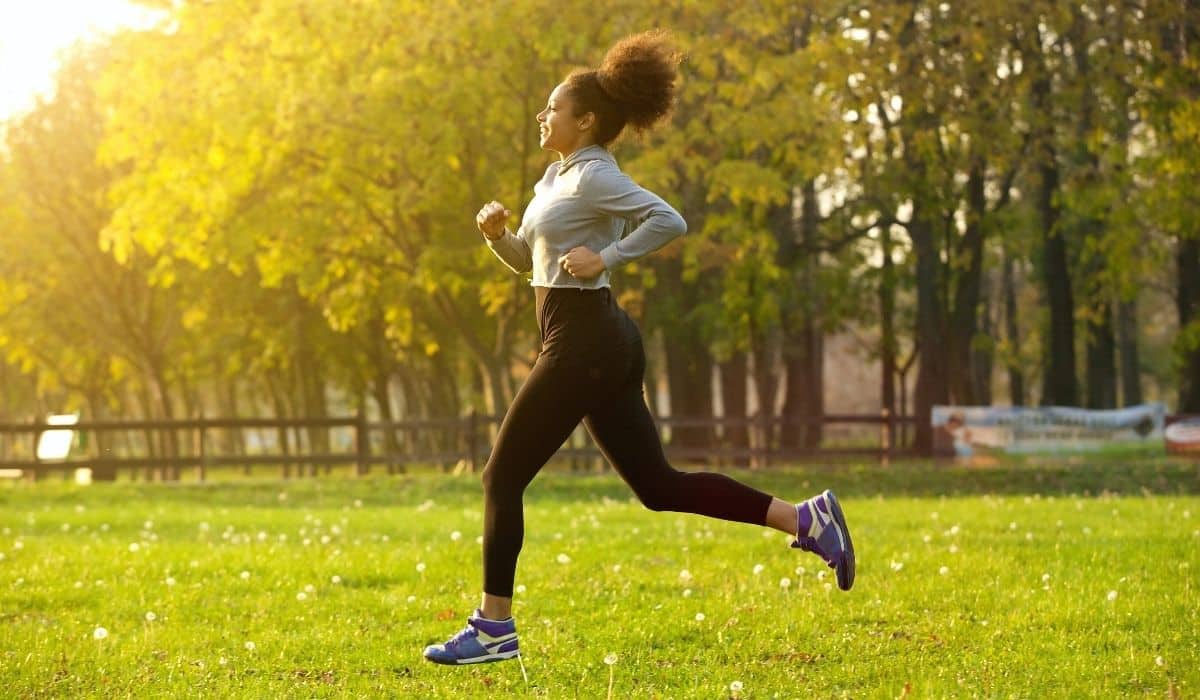 Pessoa mantendo hábito de corrida ao ar livre em treino regular