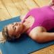 Pessoa praticando exercícios de relaxamento após o treino para recuperação muscular