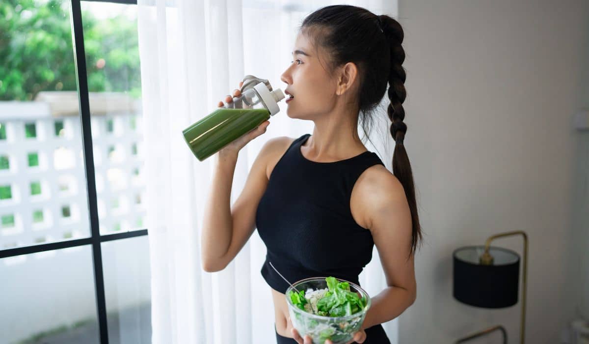 Pessoa se alimentando após o treino para recuperação muscular