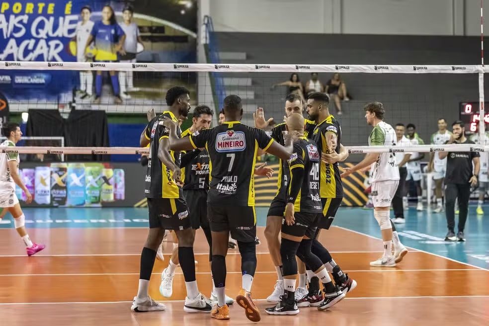 Na imagem, time masculino do Praia Clube comemorando um ponto na partida.