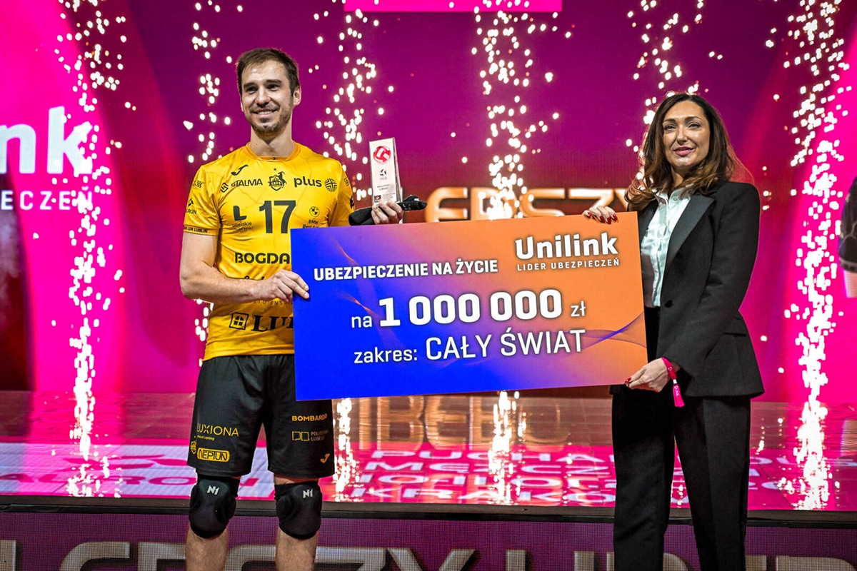 Na imagem, Thales Hoss recebendo o prêmio de melhor líbero da Copa da Polônia.