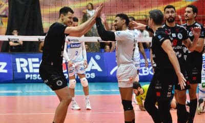 Na imagem, time do Vôlei Guarulhos comemorando a vitória de redenção.