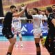 Na imagem, time do Vôlei Guarulhos comemorando a vitória de redenção.