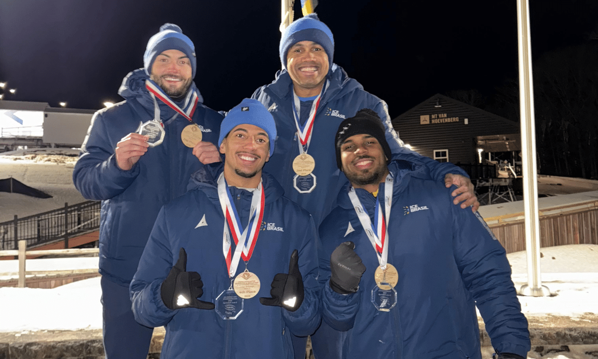 Edson Bindilatti, Tauler Zatti, Gustavo Ferreira e Rafael Souza no pódio do Pan-americano de bobsled