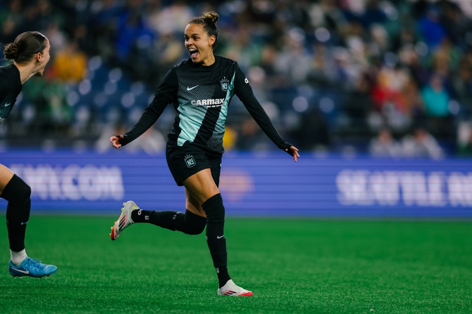 Gabi Portilho celebra primeiro gol marcado pelo Gotahm FC.